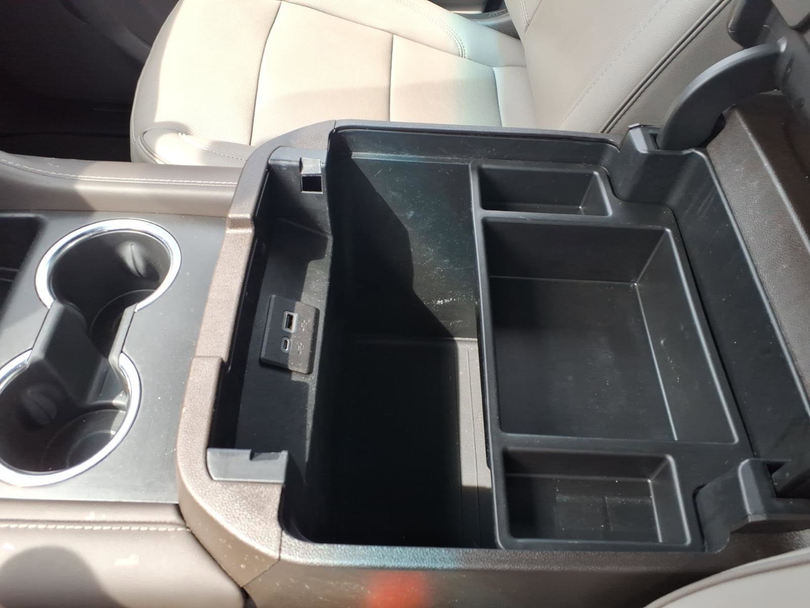 Used 2022 GMC Yukon SLT w/ SLT Premium Package image 17