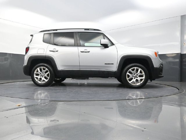 Used 2017 Jeep Renegade Latitude w/ Cold Weather Group AWD/4WD image 38
