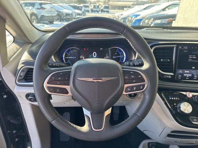 Used 2024 Chrysler Pacifica Select image 12