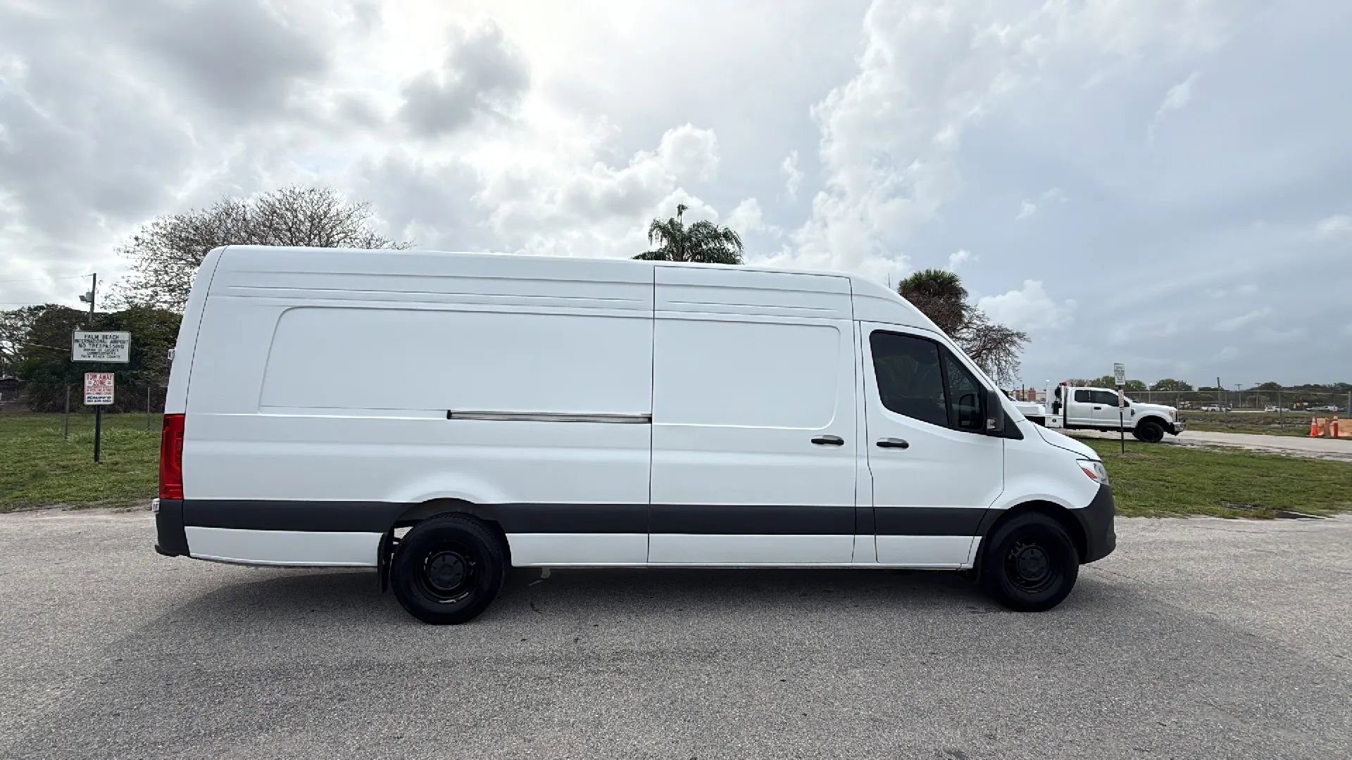 Used 2024 Mercedes-Benz Sprinter 2500 w/ Acoustic Package image 10
