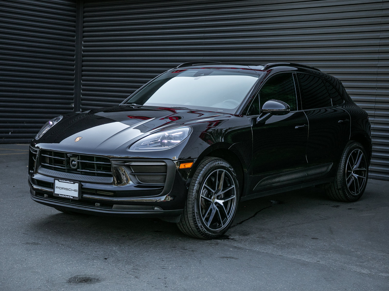 Certified 2023 Porsche Macan AWD/4WD image 1