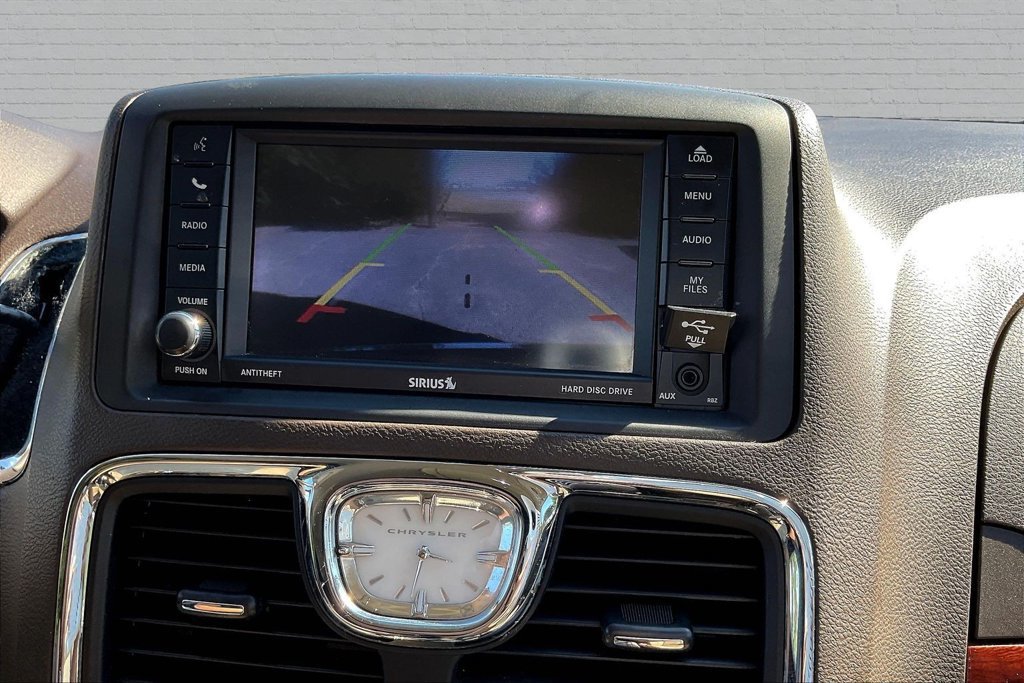 Used 2015 Chrysler Town & Country Touring FWD image 14