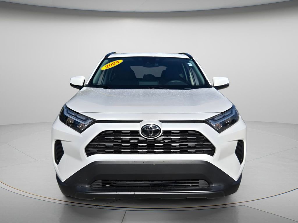 Used 2024 Toyota RAV4 XLE w/ Convenience Package image 4