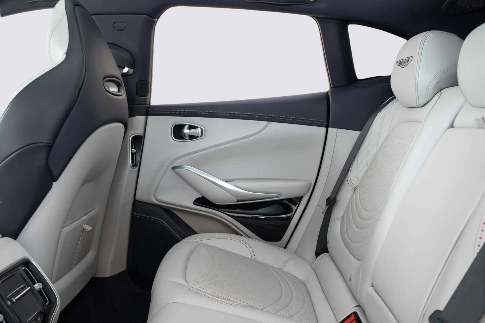 Used 2023 Aston Martin DBX AWD/4WD image 43