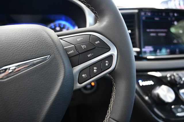 Used 2025 Chrysler Pacifica Select FWD image 26