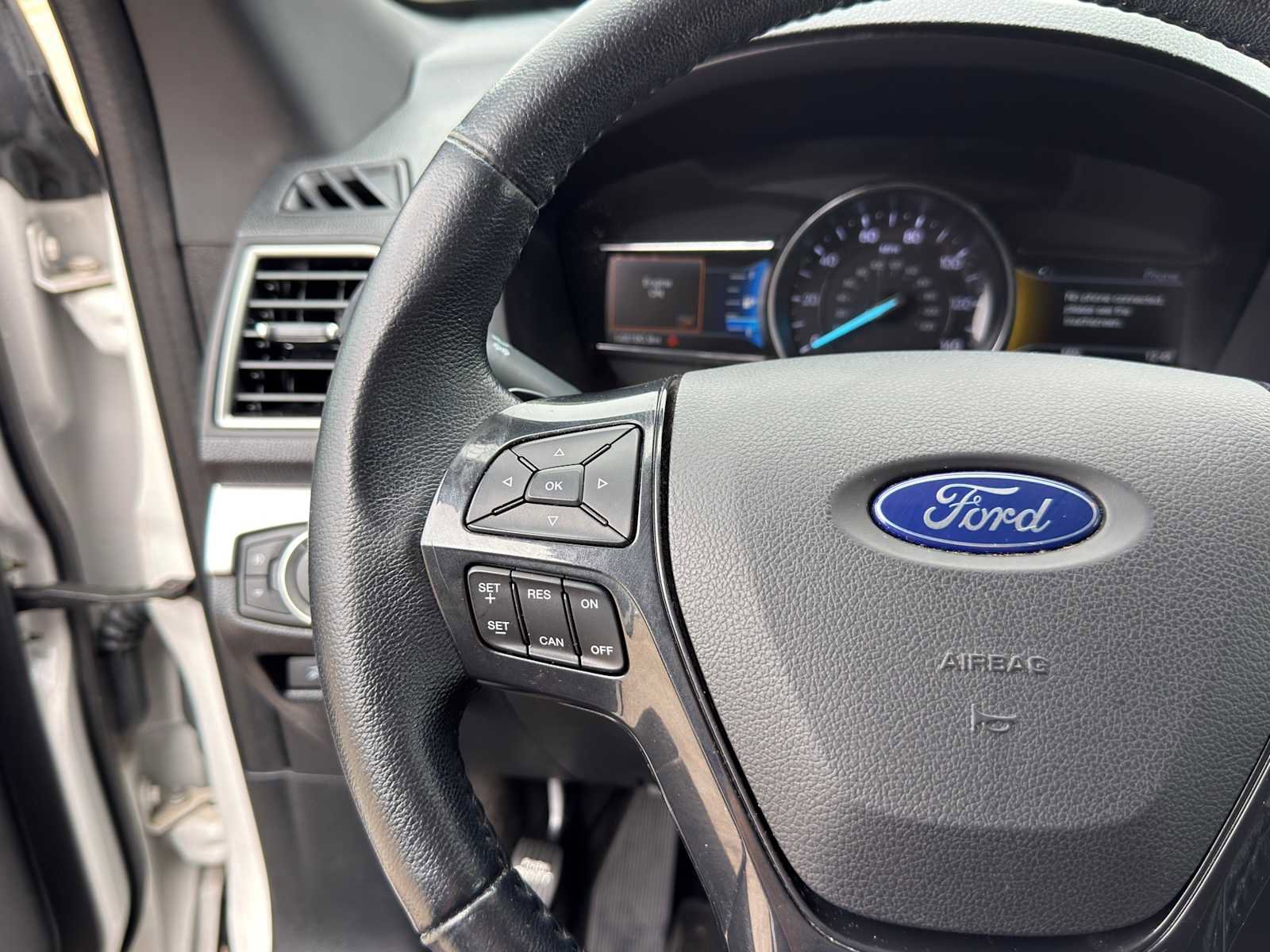 Used 2017 Ford Explorer XLT w/ Equipment Group 202A FWD image 13