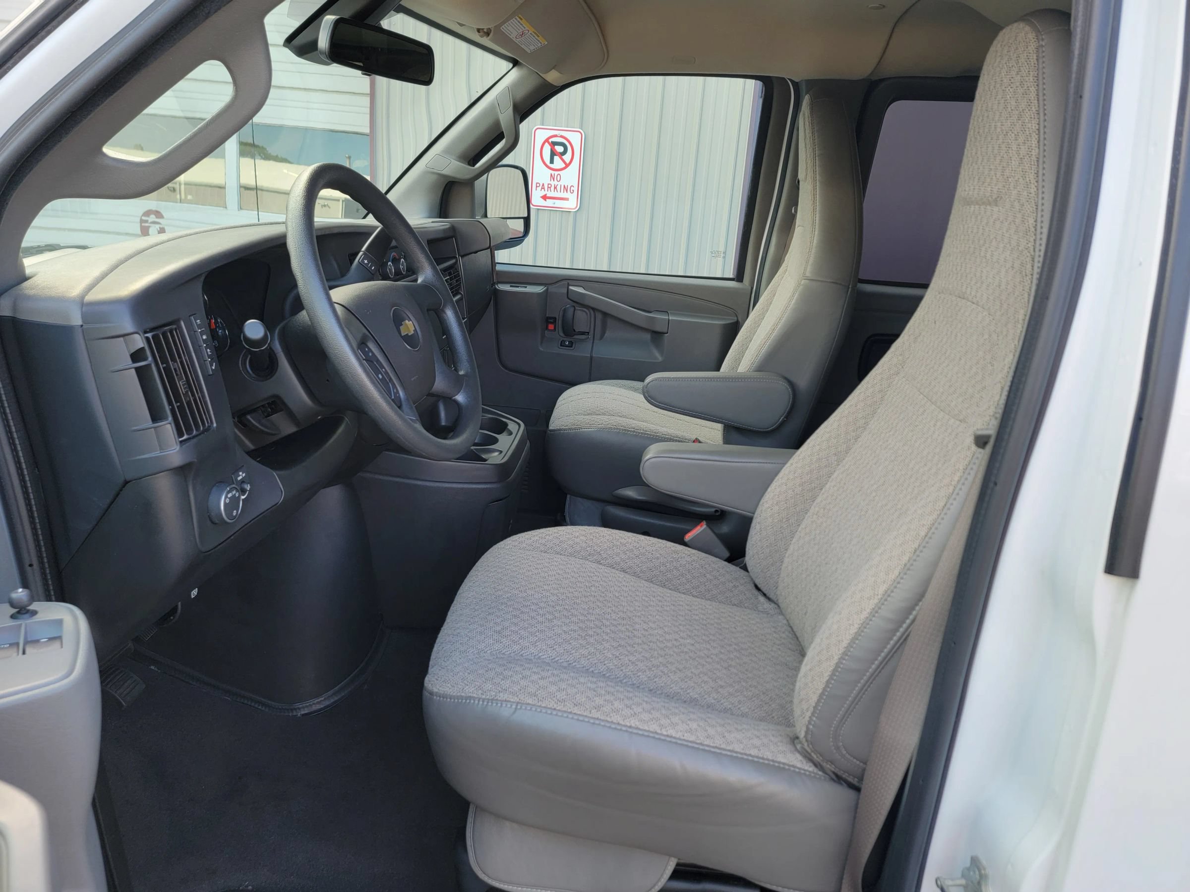 Used 2025 Chevrolet Express 3500 LT w/ LT Preferred Equipment Group RWD image 11