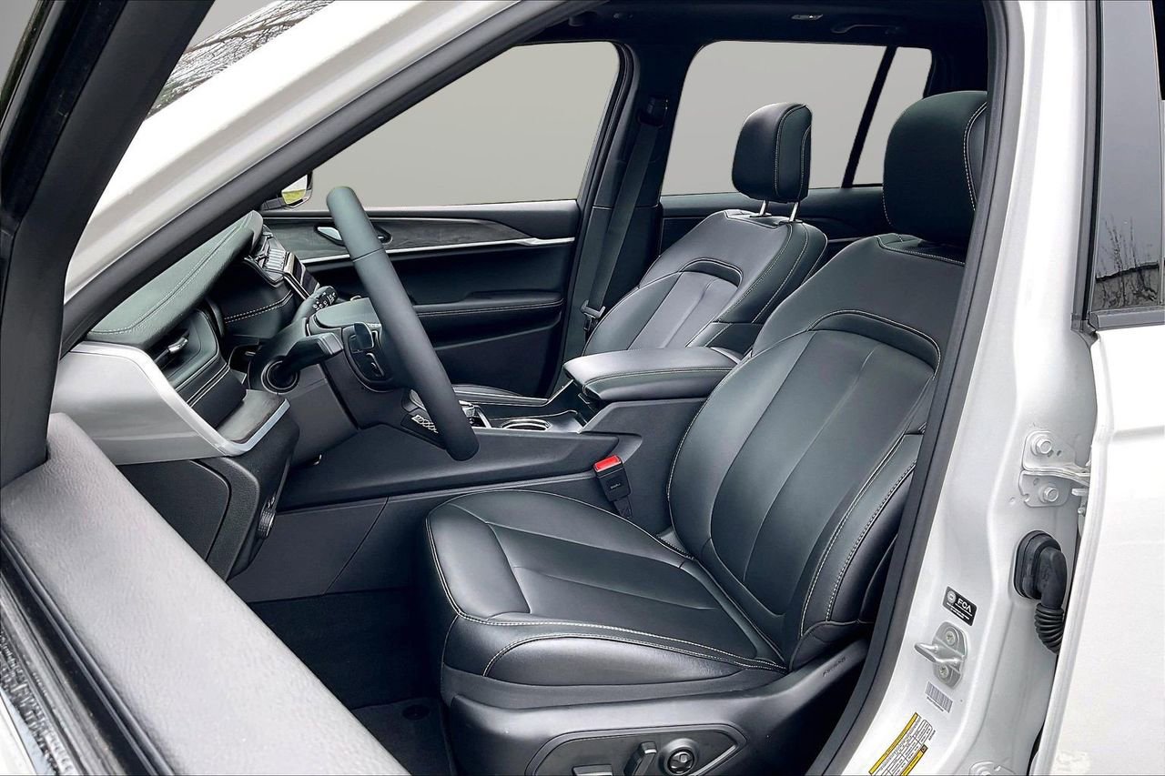 Certified 2025 Jeep Grand Cherokee Limited w/ Black Appearance Package image 23