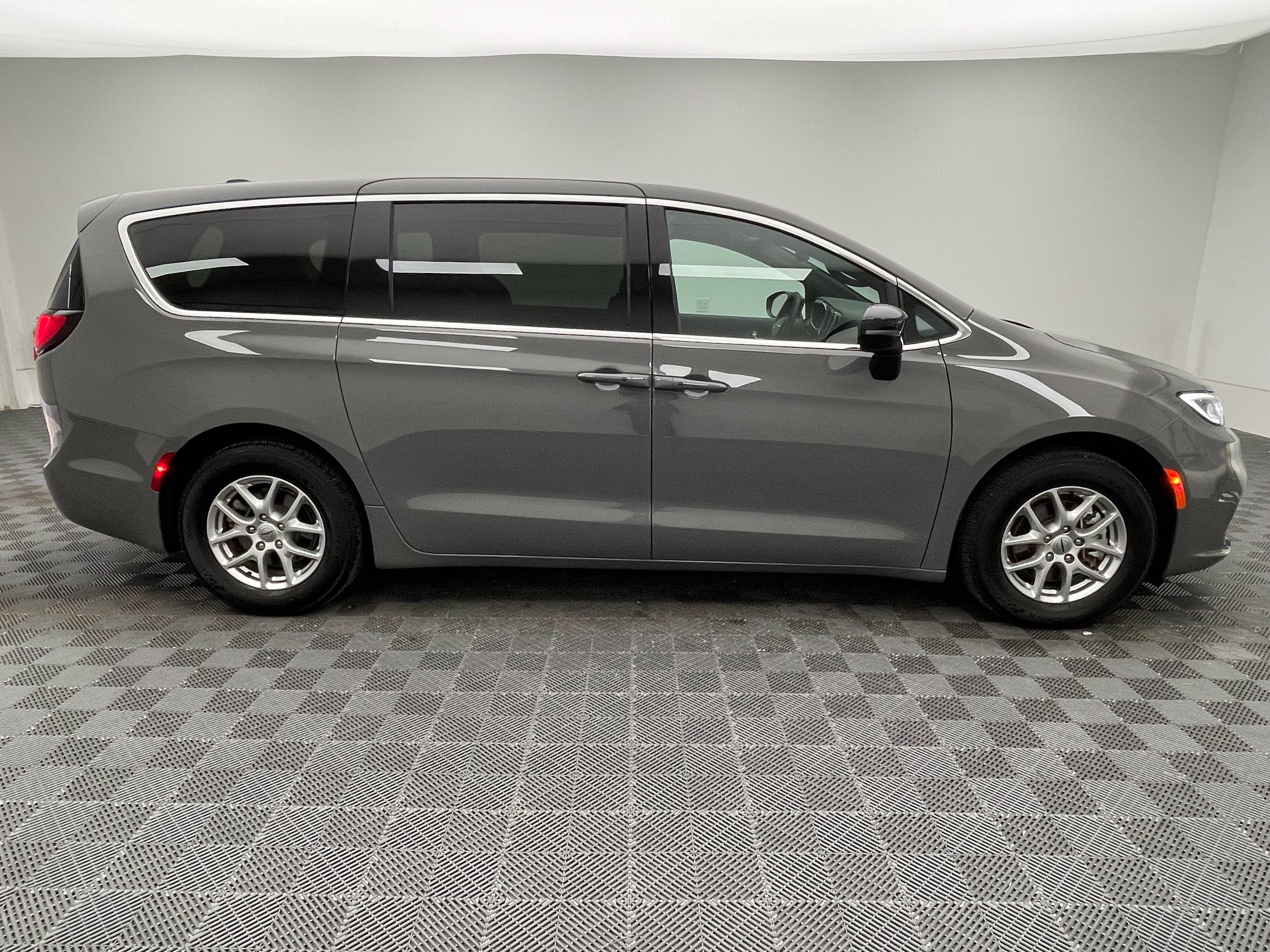 Used 2025 Chrysler Pacifica Select FWD image 6