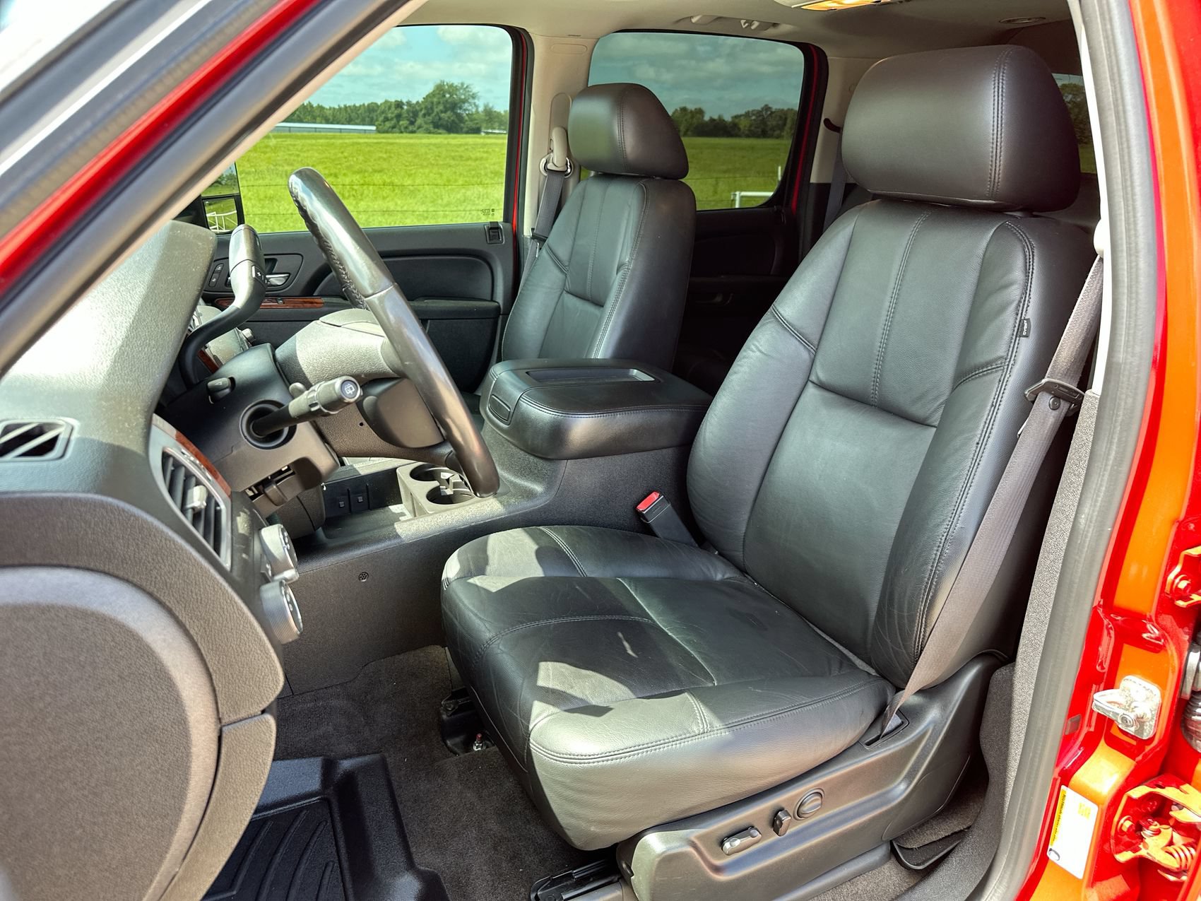 Used 2011 Chevrolet Suburban 2500 LT w/ Luxury Package AWD/4WD image 11