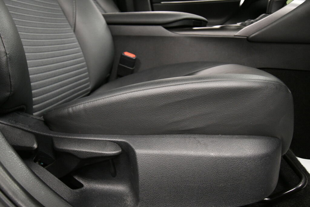 Used 2024 Toyota Camry SE image 25