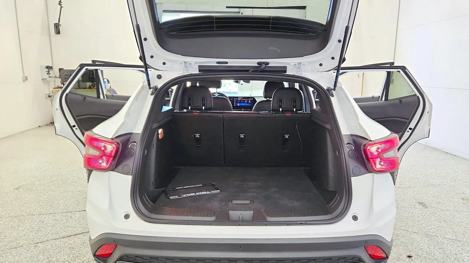 Used 2025 Chevrolet Trax RS w/ Driver Confidence Package FWD image 38