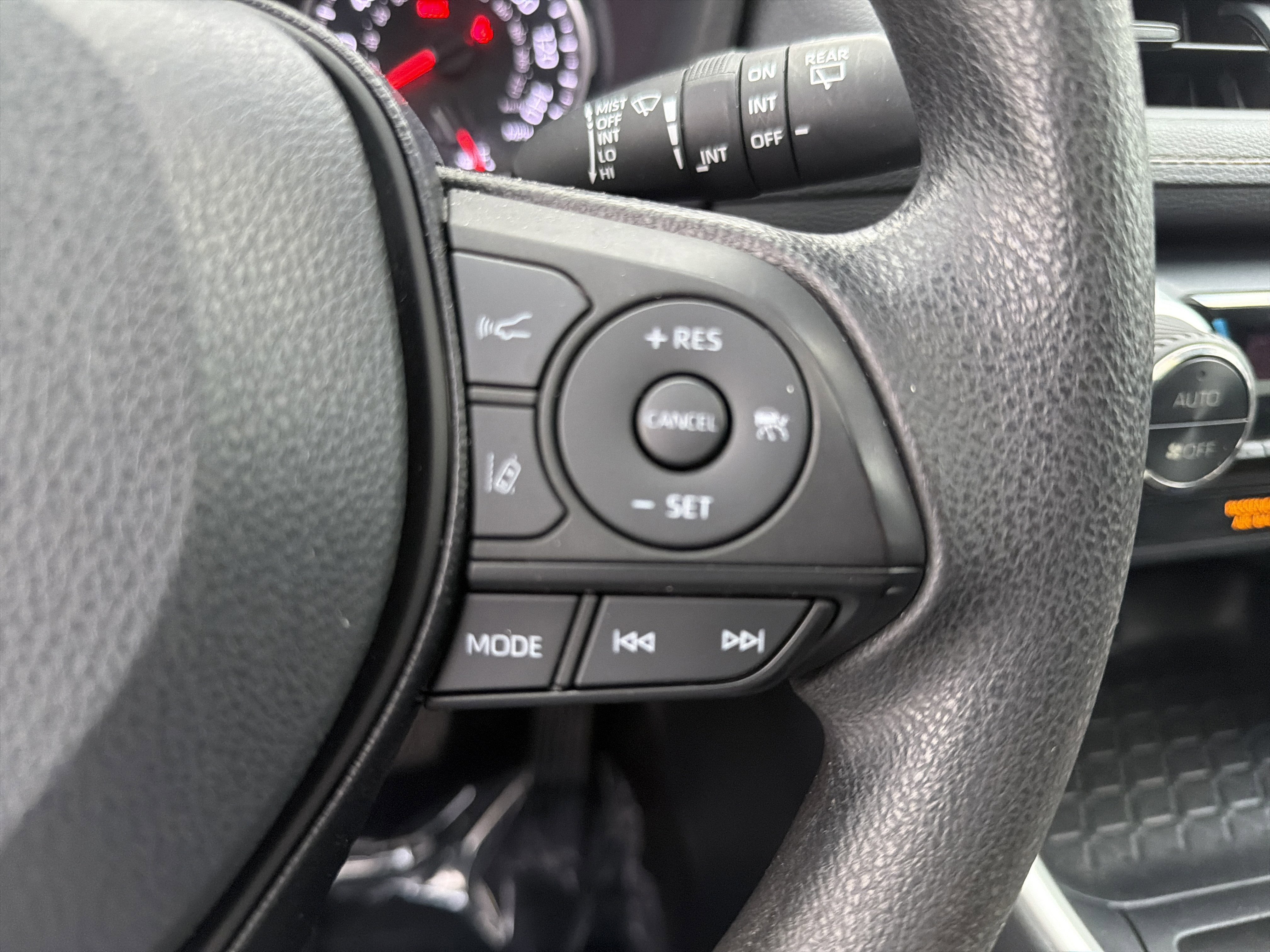 Used 2021 Toyota RAV4 XLE w/ Convenience Package image 12