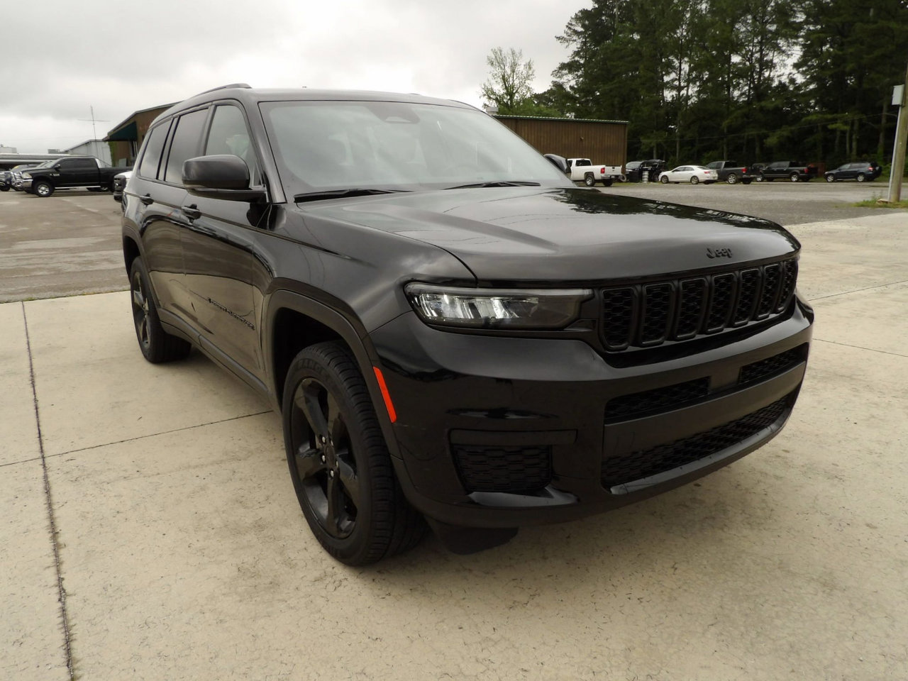Used 2023 Jeep Grand Cherokee L Laredo image 4