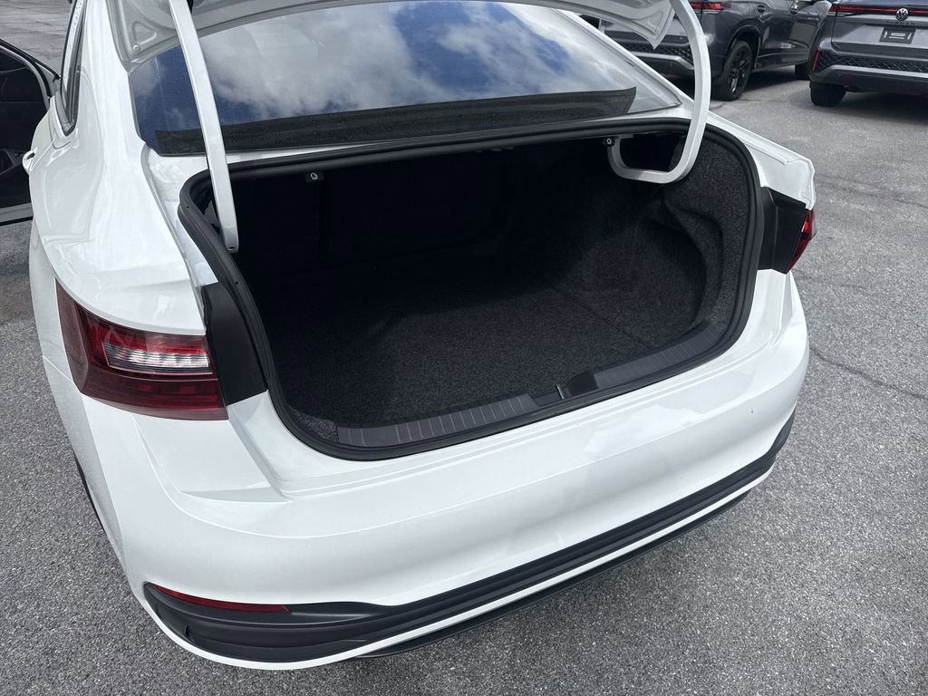 Used 2024 Volkswagen Jetta Sport image 38