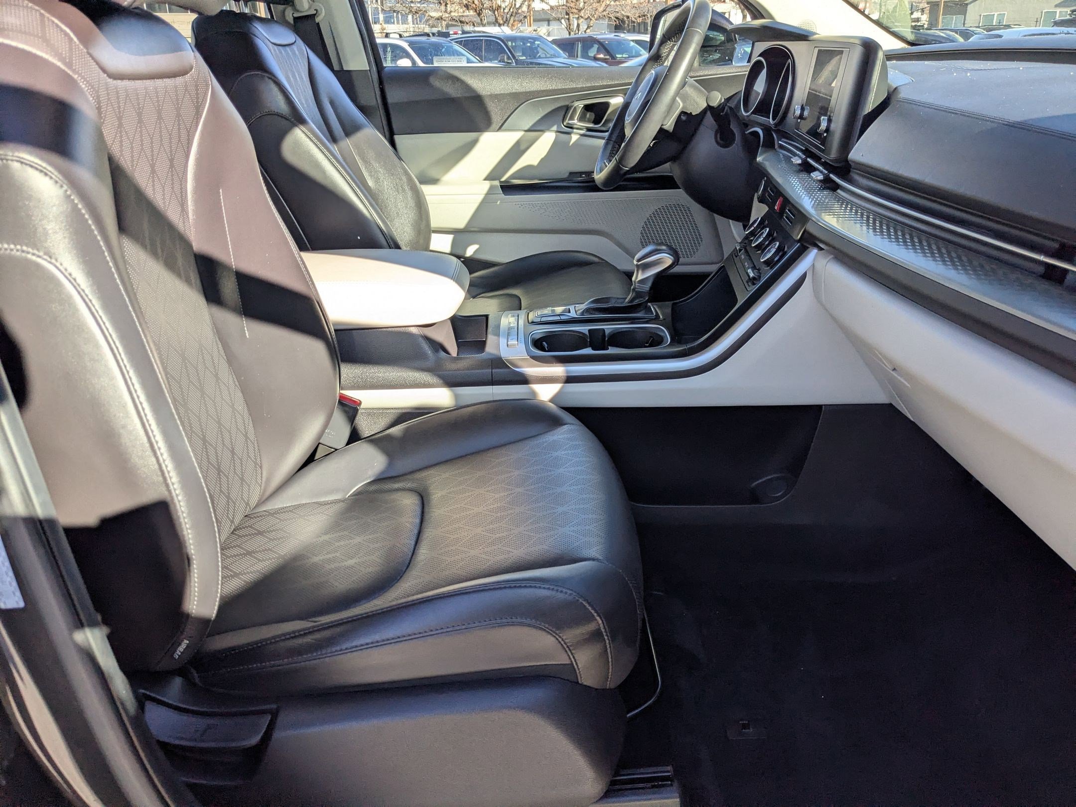 Used 2024 Kia Carnival LX image 31