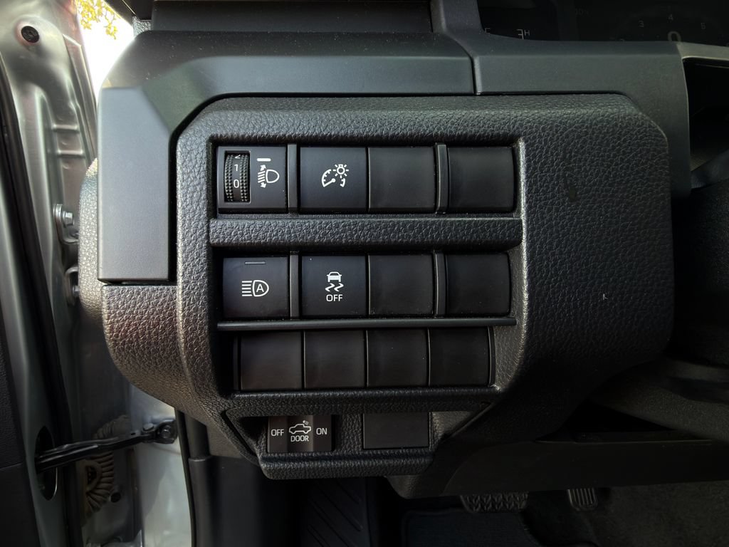 Used 2025 Toyota Tacoma SR AWD/4WD image 19