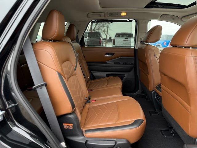 Used 2023 Nissan Pathfinder Platinum w/ Cargo Package image 22