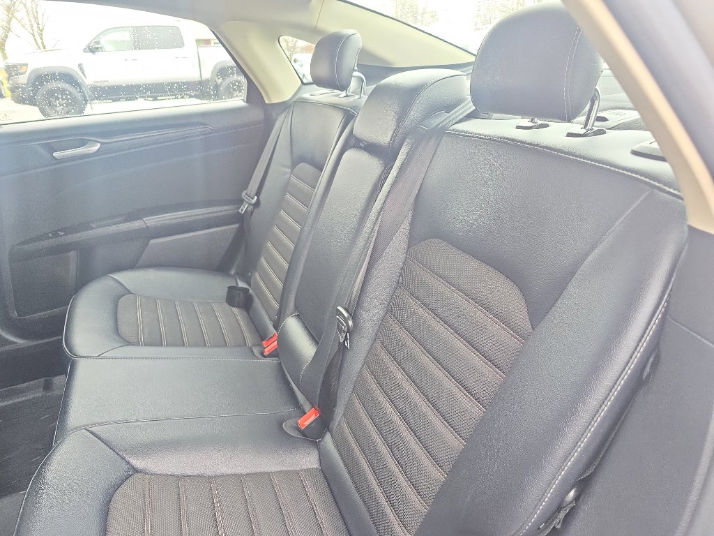 Used 2018 Ford Fusion SE image 25