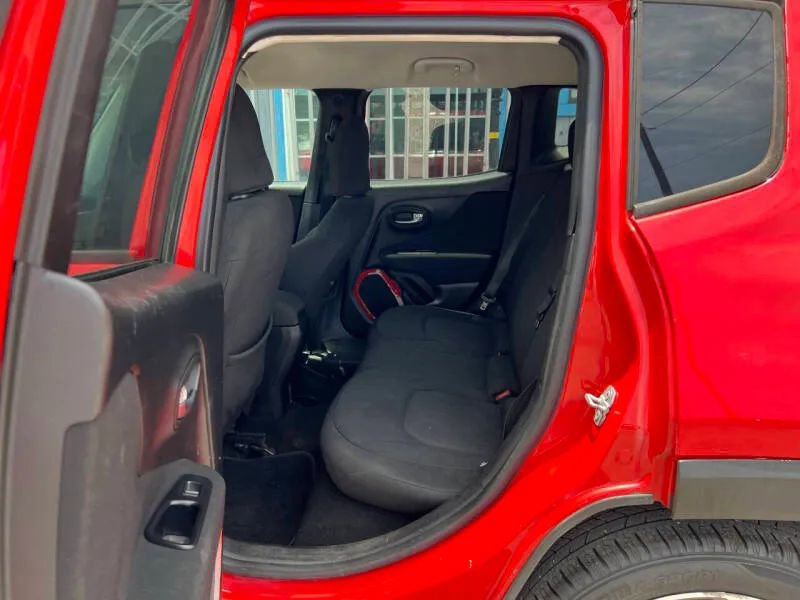 Used 2015 Jeep Renegade Latitude FWD image 11