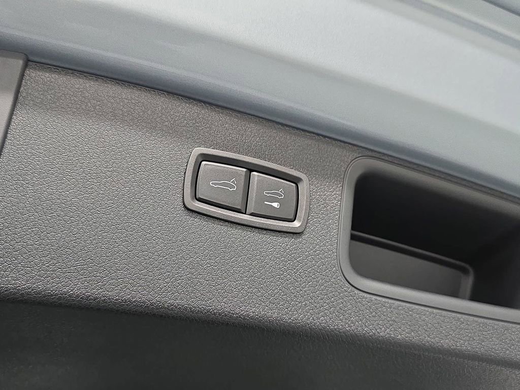 Certified 2025 Porsche Macan AWD/4WD image 32