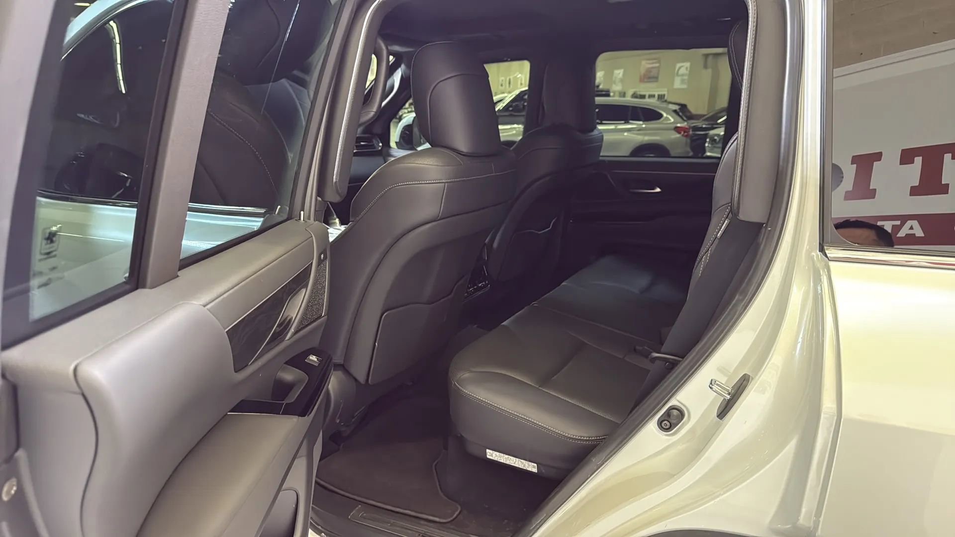 Used 2022 Lexus LX 600 4WD w/ Premium Package image 22