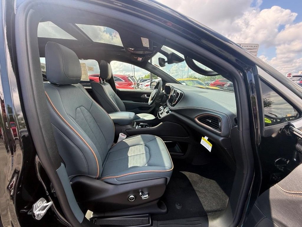 New 2027 Chrysler Pacifica Pinnacle w/ Theater Group AWD/4WD image 8