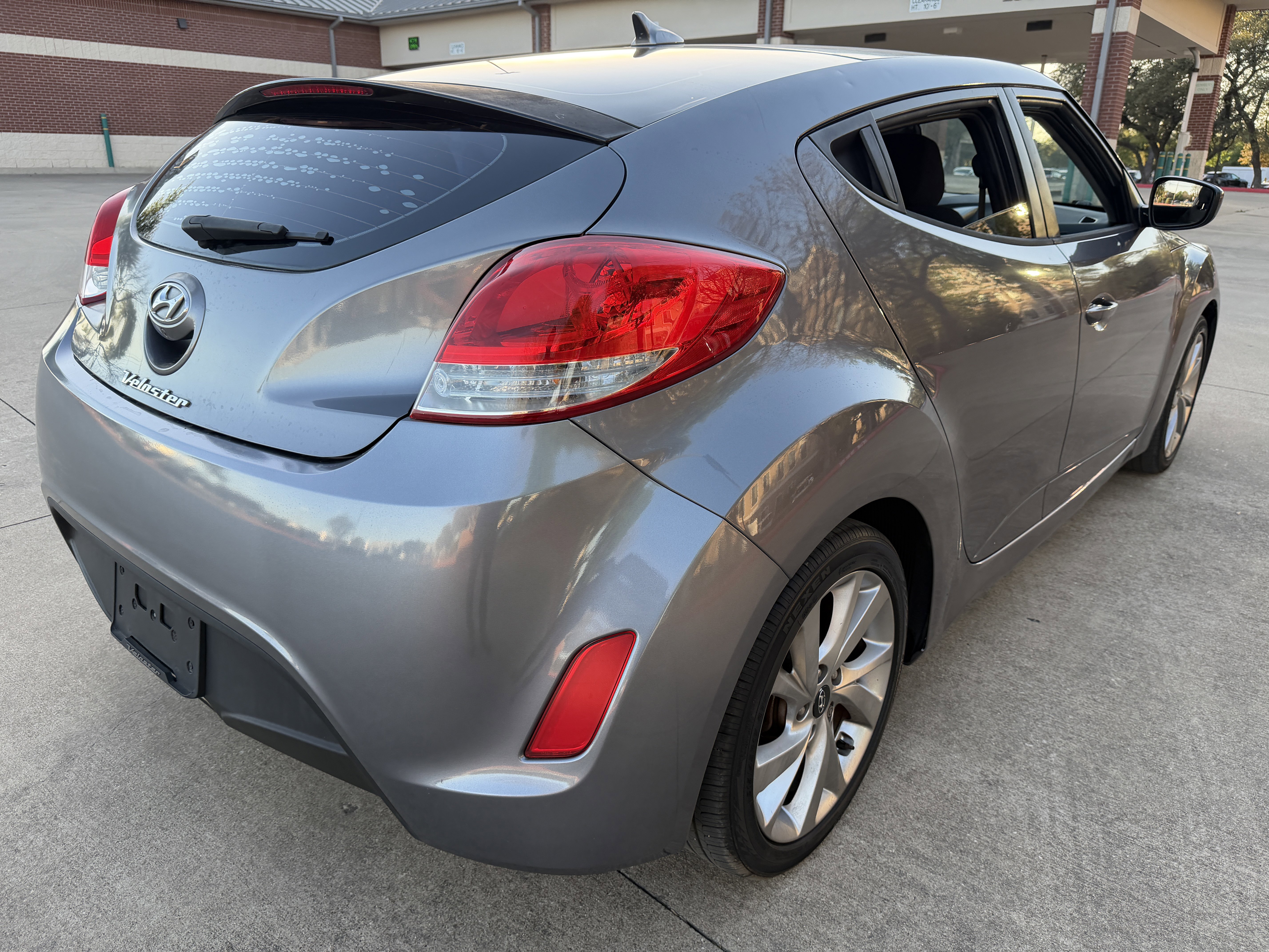 Used 2016 Hyundai Veloster 3dr Cpe Man image 7