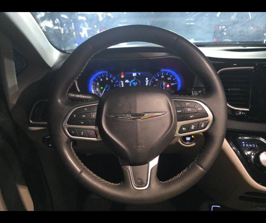 Used 2024 Chrysler Pacifica Touring-L FWD image 4