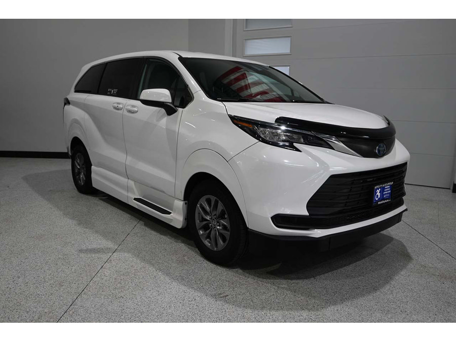 Used 2022 Toyota Sienna LE AWD/4WD image 3