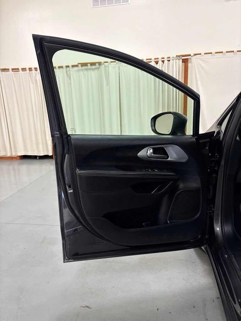 Used 2021 Chrysler Pacifica Touring w/ S Appearance Package FWD image 18