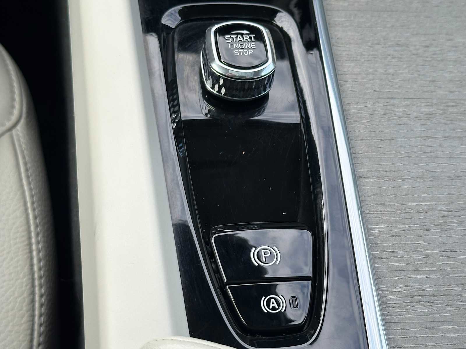 Certified 2024 Volvo XC60 T8 Plus w/ Protection Package Premier image 31