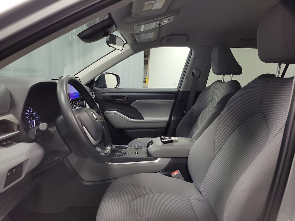 Used 2023 Toyota Highlander L image 12