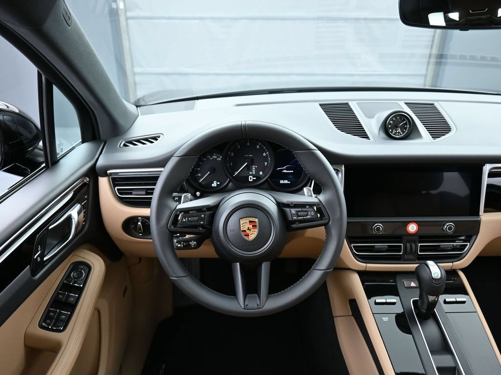 Certified 2026 Porsche Macan AWD/4WD image 18