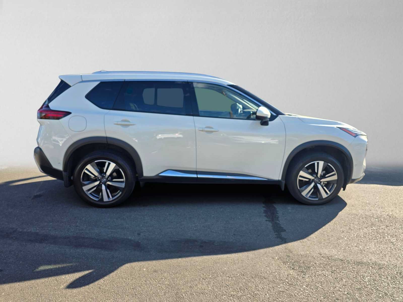 Used 2023 Nissan Rogue Platinum FWD image 2