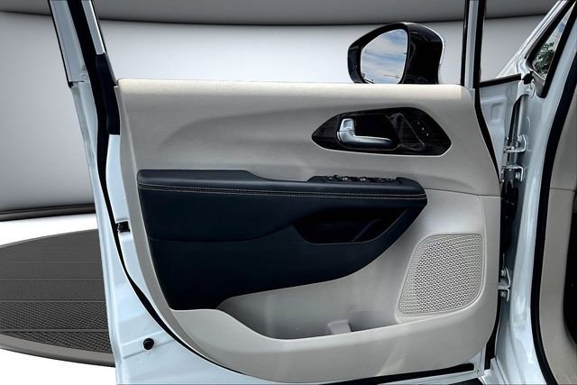 Used 2023 Chrysler Pacifica Limited image 19