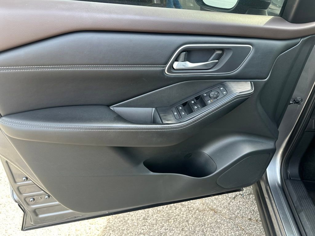 Certified 2021 Nissan Rogue SV w/ Premium Package FWD image 12