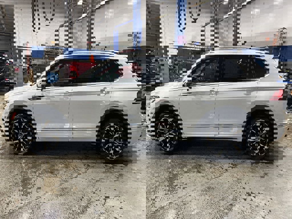 Used 2022 Volkswagen Tiguan SEL R-Line image 6