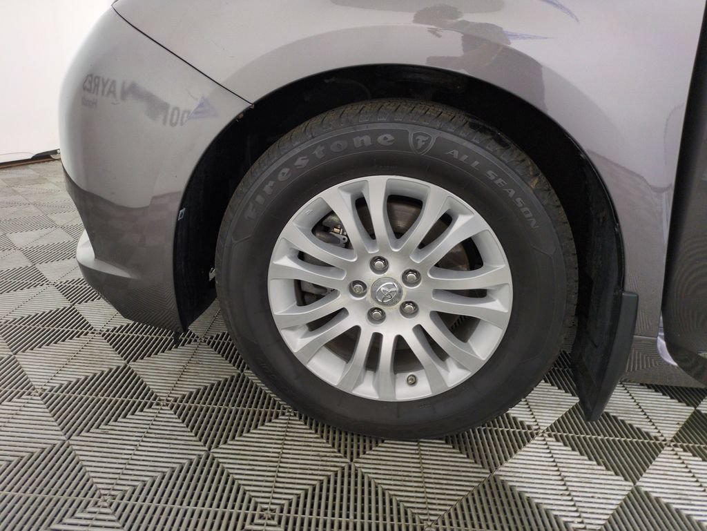 Used 2017 Toyota Sienna XLE Premium w/ Protection Package FWD image 30