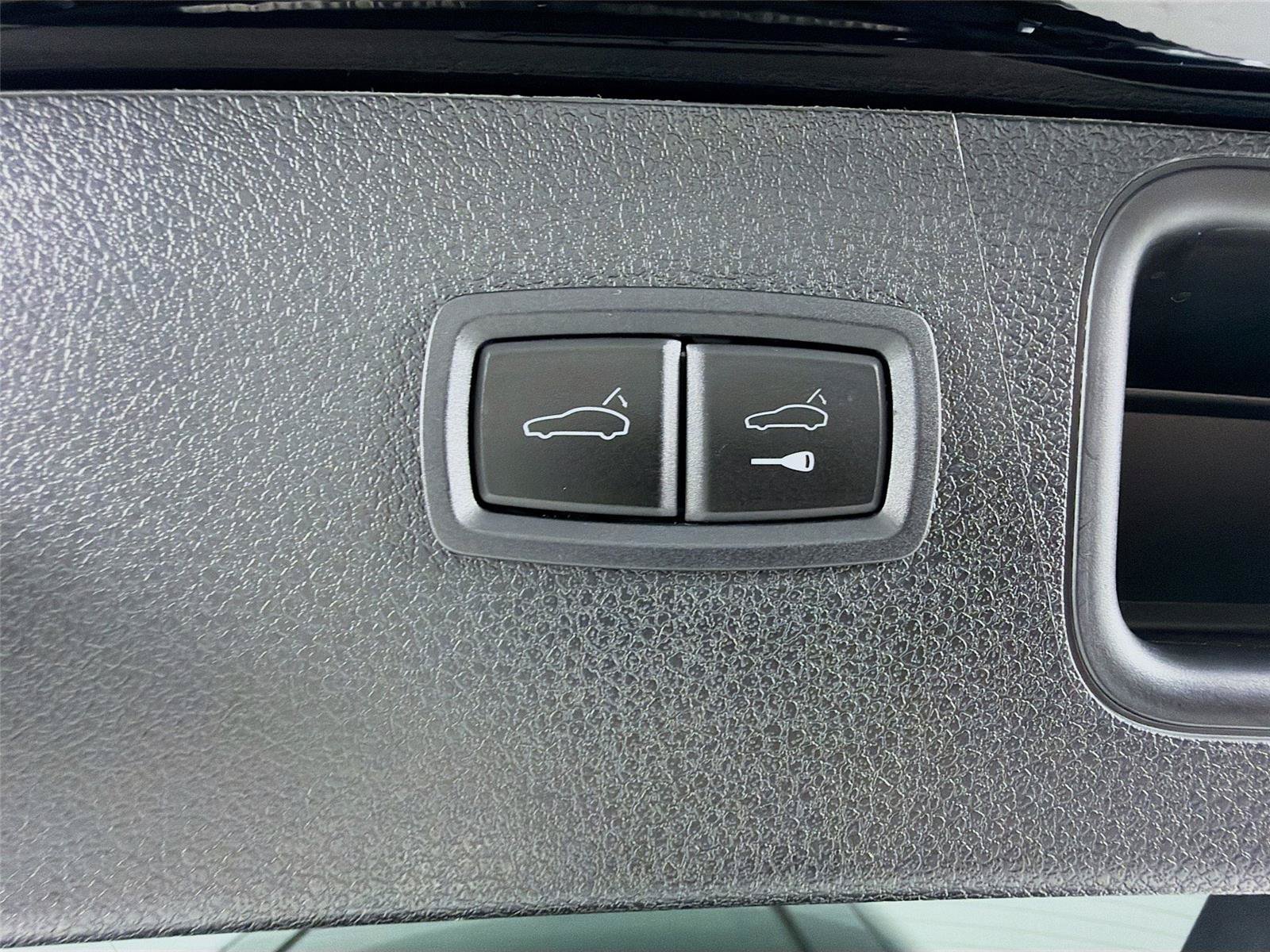 Certified 2023 Porsche Macan Turbo AWD/4WD image 23