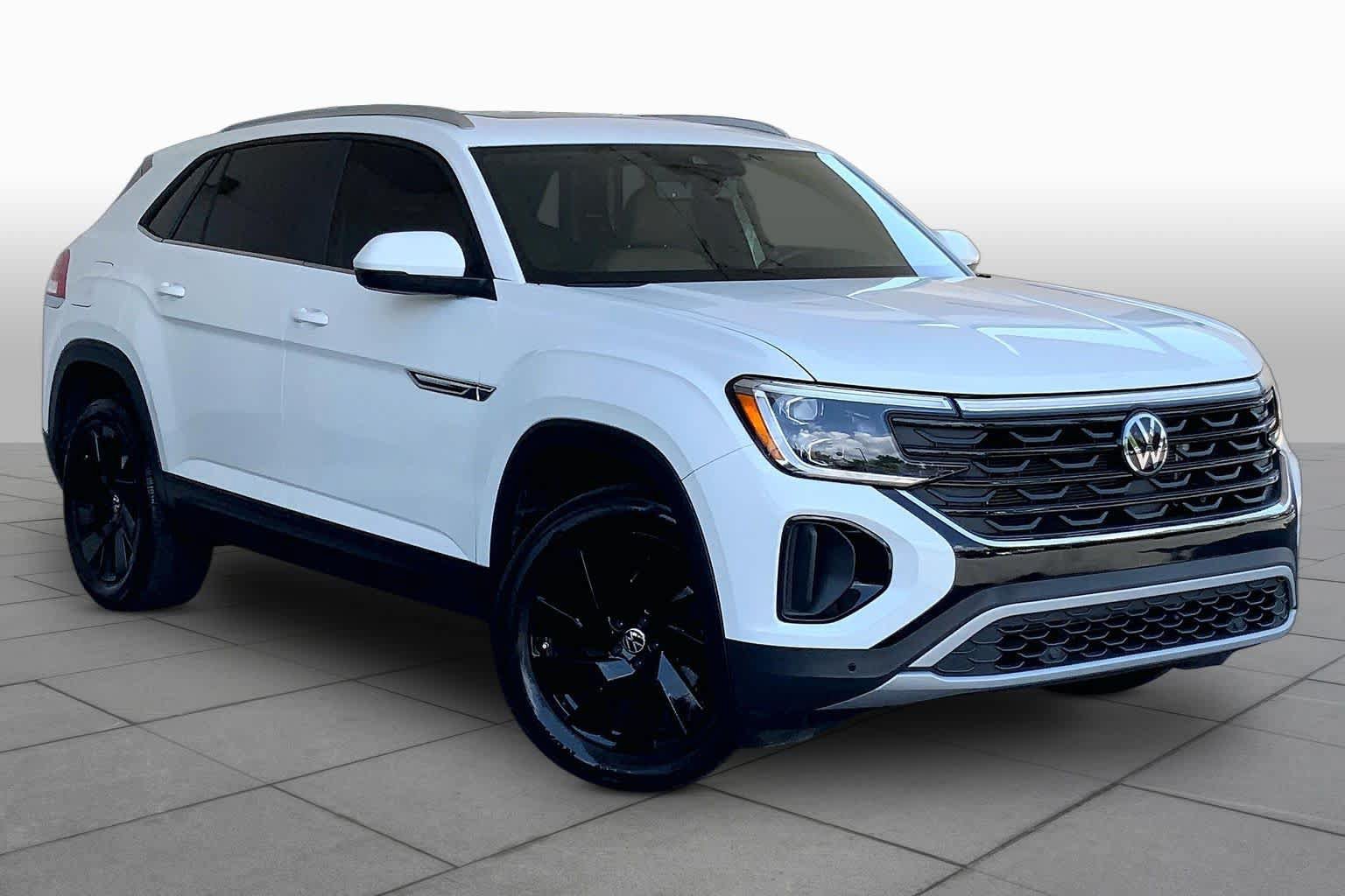 Used 2024 Volkswagen Atlas Cross Sport SE w/ Panoramic Sunroof Package FWD image 3