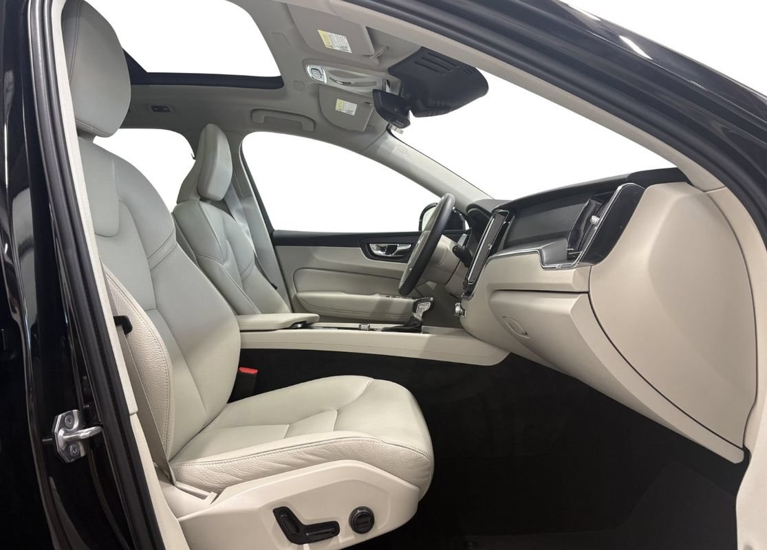Used 2019 Volvo XC60 T5 Momentum w/ Multimedia Package AWD/4WD image 15