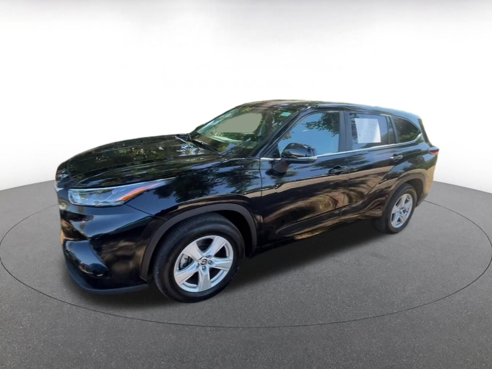 Used 2025 Toyota Highlander LE FWD image 8