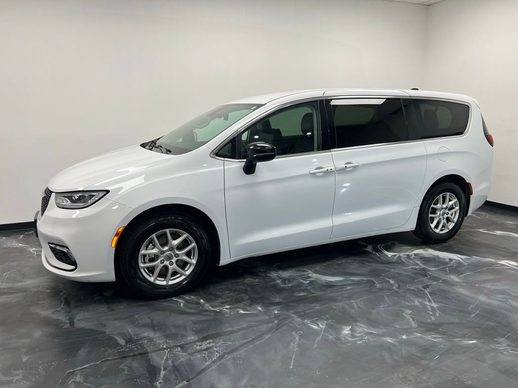 Used 2024 Chrysler Pacifica Touring-L FWD image 22