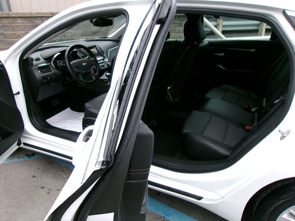 Used 2015 Chevrolet Impala LT w/ Convenience Package image 12