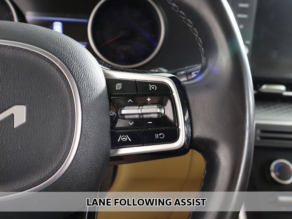 Used 2023 Kia Carnival LX FWD image 3