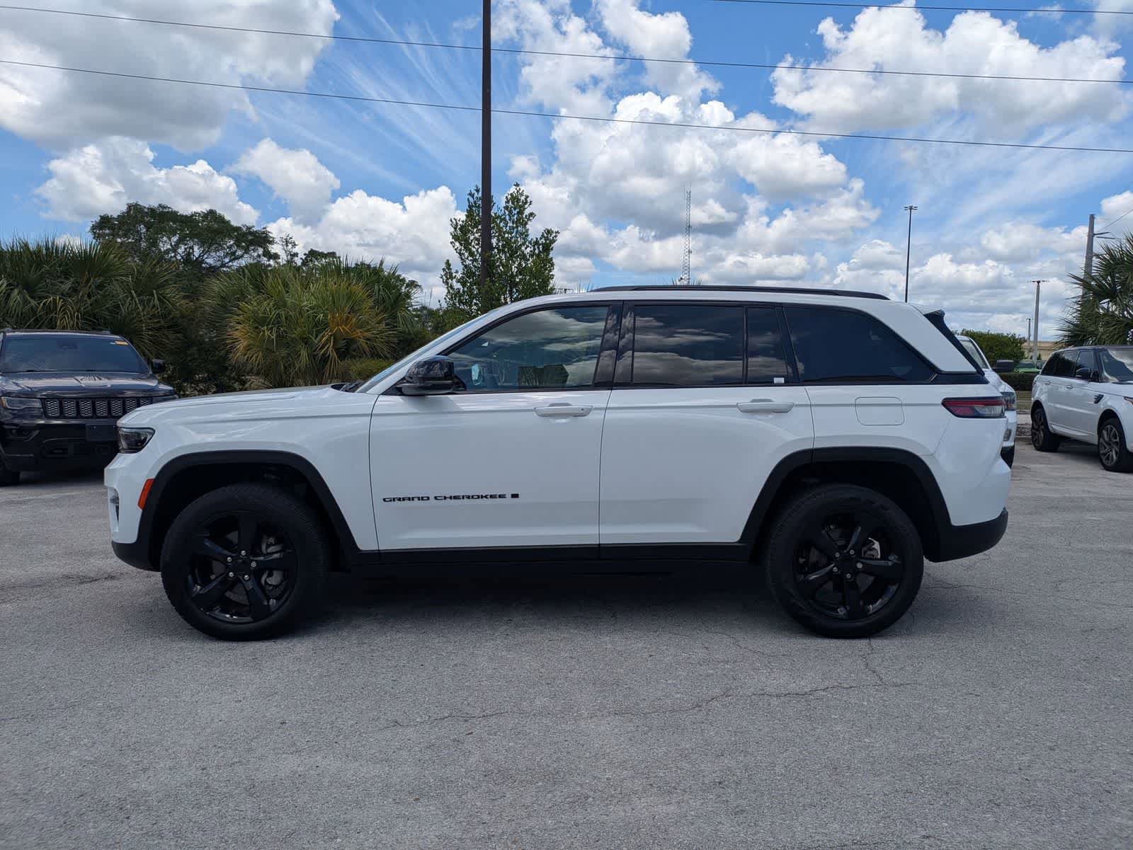 Used 2023 Jeep Grand Cherokee Limited w/ Black Appearance Package RWD image 7
