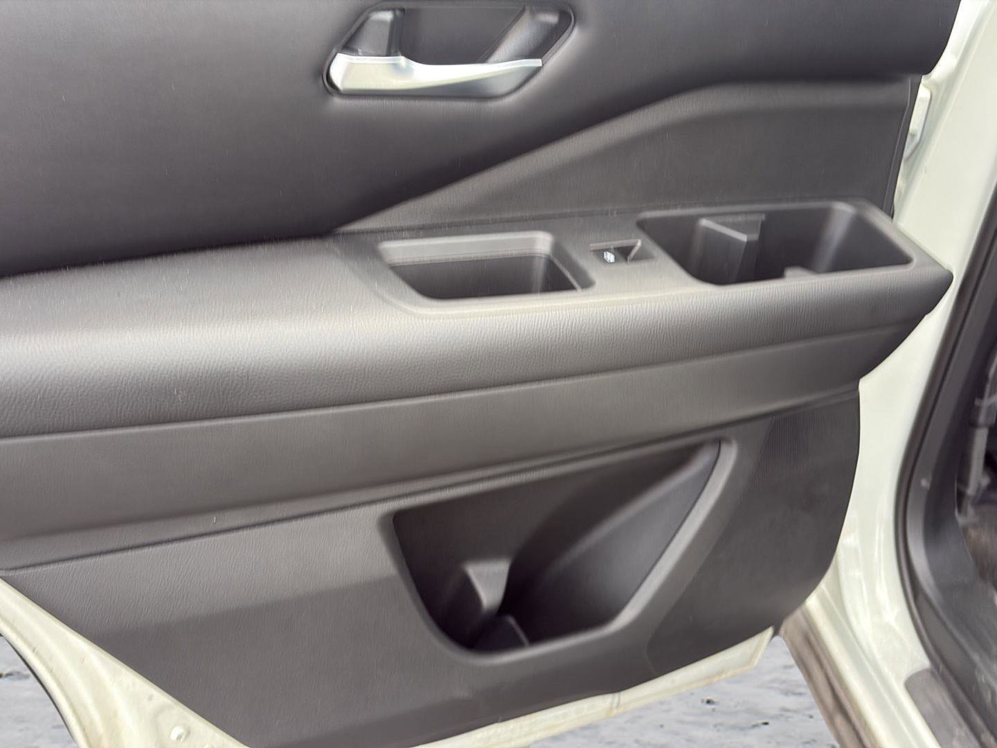 Used 2022 Nissan Pathfinder SL AWD/4WD image 17