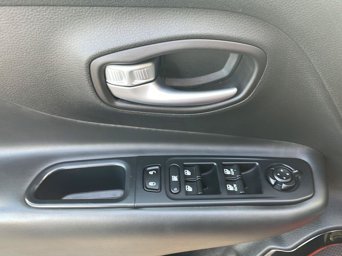 Used 2019 Jeep Renegade Altitude w/ Quick Order Package 2XM AWD/4WD image 12