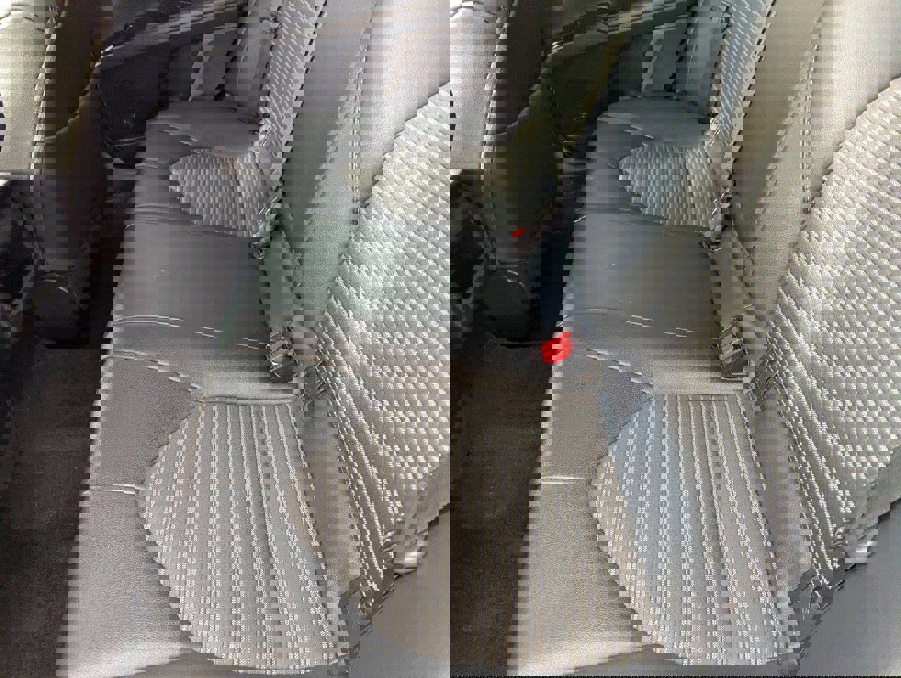 Used 2020 Toyota Camry SE w/ Blackout Package image 16